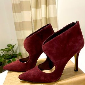 Sz 6 BCBGeneration suede burgundy heels